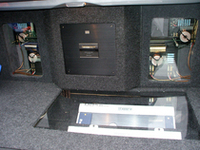 マトリクス・シリーズのドーム型3ウェイをイタリア製のステッグ・パワーアンプでドライブする。CDシステムはカロッツェリアXの組み合わせ。ドーム・トゥイーターとミッドレンジは近接配置とし、音像をシャープに定位させる試みが目を引く。強調感のない自然な高域で、ボーカルもツヤっぽく魅力的だった。