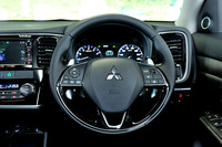 新しいステアリングホイールでは、革がグレードアップされたほか、グリップのデザインが変更されている。また、メッキやピアノブラックのアクセントが加えられている。
    