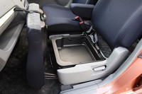 助手席下の収納スペースはもちろん、手提げ袋を吊るフックや荷室のフロア下の収納スペースなど、いたれり尽くせり。このあたりも支持される理由だろう。