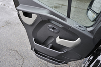 ドアの内張りも、このとおり、小物入れのオンパレード。