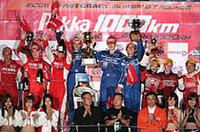 GT500クラスの表彰台。2位はNo.22MOTUL AUTECH Z（ミハエル・クルム／リチャード・ライアン／ファビオ・カルボーン組）、3位はNo.35BANDAI DIREZZA SC430（服部尚貴／ピーター・ダンブレック／田嶋栄一組）だった。