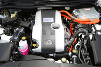 「IS300h」のエンジンルーム。2.5リッター直4アトキンソンサイクルエンジン＋モーターのハイブリッドシステムは、システム最高出力220ps（162kW）を発生させる。