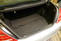 ハイブリッドシステムがすべてエンジンルーム内に収まるため、荷室は標準モデルと全く同じ容量となる。