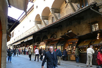 ポンテ・ヴェッキオには金細工の店が並んでいます。スリのメッカでもあります。