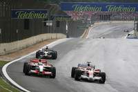 トヨタのティモ・グロック（右）は、劇的な幕切れを演出したひとり。グロックはレース終盤の雨でドライタイヤを履き続け4位に順位をあげていた。その背後にはハミルトン5位、ベッテル6位。残り2周、勢いづくベッテルがハミルトンを抜き、ハミルトンの手からタイトルがこぼれ落ちそうになったファイナルラップ、濡れた路面に足をすくわれたグロックが失速、ハミルトンが5位の座を取り戻しチャンピオンとなった。（写真＝Toyota）
