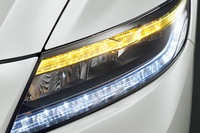 今回のマイナーチェンジでは、ヘッドランプやウインカーがLEDとなった。
    