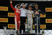 第3戦中国GPを制したメルセデスのニコ・ロズベルグ（写真右から2番目）、2位に入ったフェラーリのセバスチャン・ベッテル（左端）、3位に終わったレッドブルのダニール・クビアト（右端）。（Photo=Ferrari）