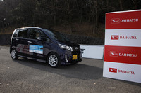 およそ4km/h〜30km/hの速度域で作動する「低速域衝突回避支援ブレーキ機能」。ステアリングを切ったりブレーキを踏んだりすると、「ドライバーが回避行動をとった」と判断し、作動しない。