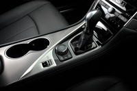 カップホルダーの右横にあるツマミが、ドライブモードのコントローラー。あらかじめ用意された3種類（「350GT ハイブリッド」では4種類）の走行モード選択に加え、エンジンやステアリングなどの特性を個別に調整することもできる。
    