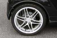 タイヤサイズは、フロント175/50R16、リア225/35R17。