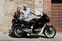 見積もりしてくれたマリオ社長＆ロザンナ夫妻。前号の『MOTO NAVI』にも登場しました。