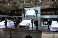 世界初公開されたポルシェの4ドア4シーターモデル「パナメーラ」。