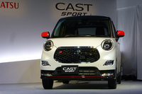 「ダイハツ・キャスト」の発表会にて、ステージ上に展示された「キャスト スポーツ」。