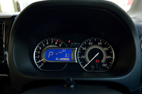 「カスタム」に装備される、マルチインフォメーションディスプレイ付きの2眼メーター。なお、標準車には単眼式（速度計のみ）のメーターが装備される。