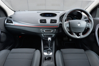 丸みをおびたデザインのインテリア前面。日本仕様のハンドル位置は右のみとなる。