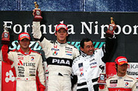 左から、2位ゴールの本山、優勝したロッテラーとチームボスの中嶋悟、そして3位に入った井出。