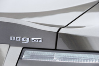 ダックテール形状のリアスポイラーに施された「DB9 GT」のバッジ。