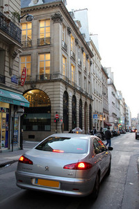 こちらも絶版高級車「プジョー607」のタクシー。オペラ界隈で。