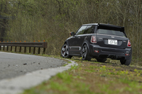 ローダウンサスペンションにより地上高は90mmまでダウン。