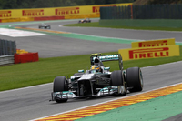 4戦連続のポールポジションから一転、スタート直後2位に落ち、最初のピットストップを終えるとアロンソにも抜かれ結果3位に終わったハミルトン。ダウンフォースが低めのコースはメルセデスの得意とするところではなく、「次のイタリアGPの後に控えるシンガポールGPでは競争力を取り戻す」とコメント。今季最速マシンは、レースでなかなか安定しない。（Photo=Mercedes）
    