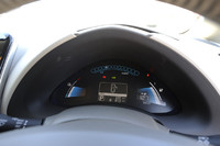 おむすび型の計器盤には、右に「航続可能距離」が、左に「リチウムイオンバッテリーの温度」が表示される。上方に見える数珠（じゅず）状のグラフは、モーターの駆動および回生を示すパワーメーター。