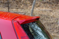 ルーフスポイラーがスポーティ感を演出する。