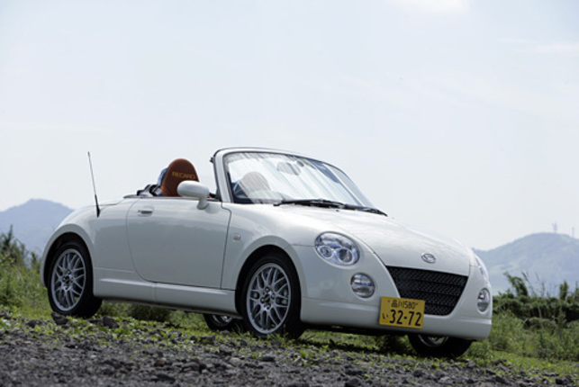 【スペック】全長×全幅×全高＝3395×1475×1245mm／ホイールベース＝2230mm／車重＝840kg／駆動方式＝FF／0.66リッター直4DOHC16バルブターボ・インタークーラー付き（64ps/6000rpm、11.2kgm/3200rpm）／価格＝189万円（テスト車＝194万2500円／パールホワイト塗装＝3万1500円／オープニングカバー＝2万1000円）（T）