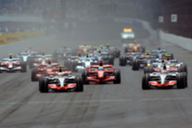 スタートシーン。ルイス・ハミルトン先頭、フェルナンド・アロンソが2位で1コーナーへ。（写真＝Ferrari）