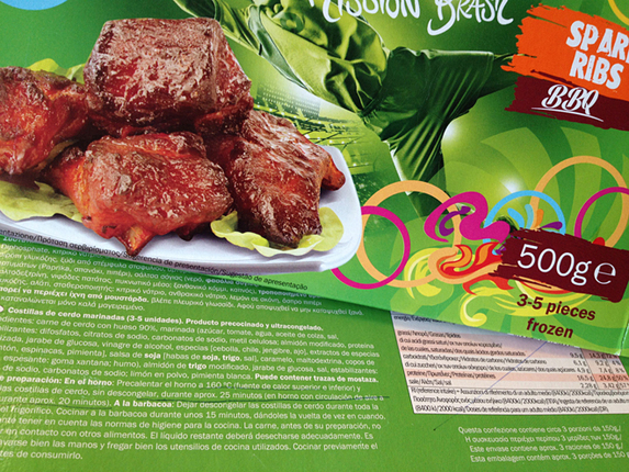 【写真1】ブラジル食品フェアの残り物だったスペアリブ。肝心のオーブンの予熱時間と加熱時間は、スペイン語部分にしか記されていなかった。