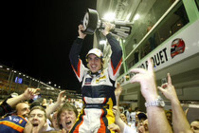 今年初めての表彰台が優勝。フェルナンド・アロンソ、1年以上ぶりの勝利に喜びを爆発させた。（写真＝Renault）