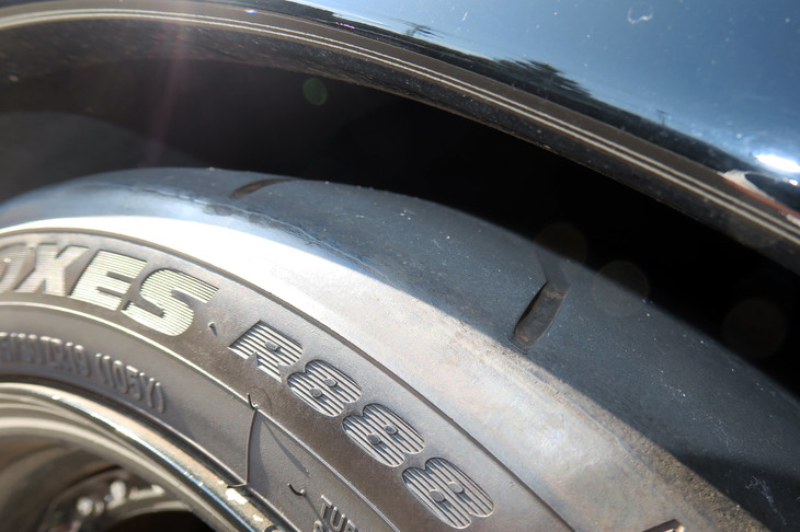 哀れすっかりハゲ上がった「バイパー」のリアタイヤ。久々の走行会でハイになった記者の犠牲者である。