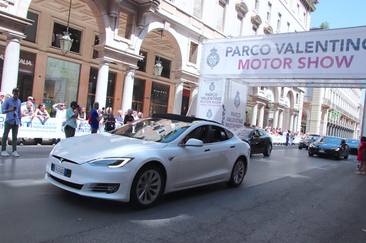 「テスラ・クラブ・イタリー・レボリューション」のメンバーによるパレードには、オランダなど国外からのゲスト参加も。