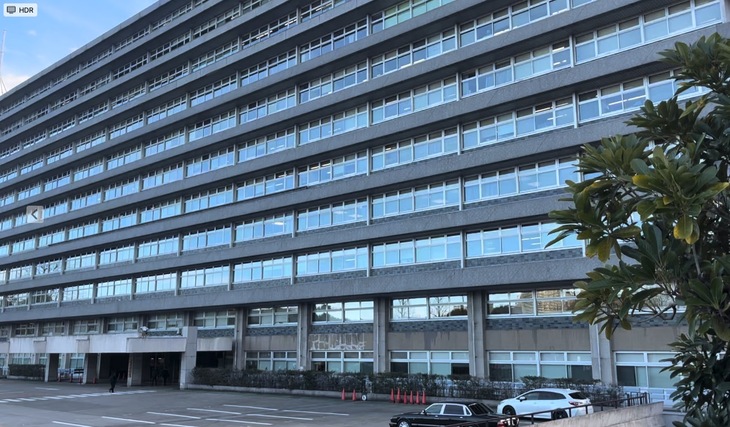 東京・霞が関にある国道交通省。いかにも役所然としたたたずまいだ。