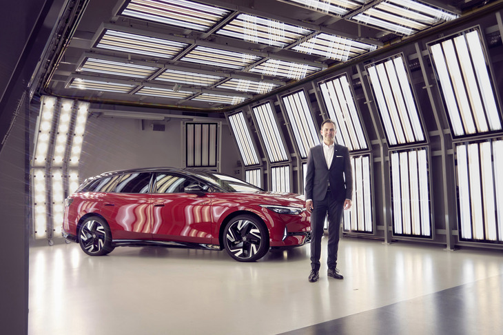 フォルクスワーゲンAG取締役会メンバーで、フォルクスワーゲンブランドにおけるブランドグループコアCEOのトーマス・シェーファー氏。2024年6月に「ACCELERATE FORWARD Road to 6.5」というグローバルパフォーマンスプログラムを発表した。