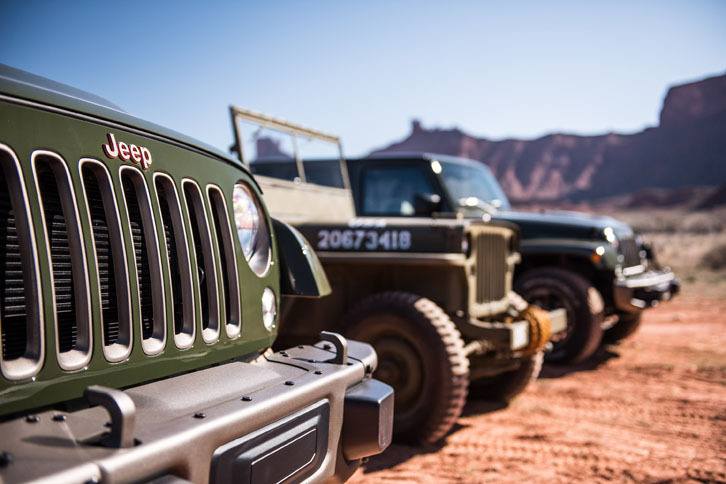 初代ジープ「ウィリスMB」と2台の「ラングラー 75thアニバーサリーエディション」が並ぶ。