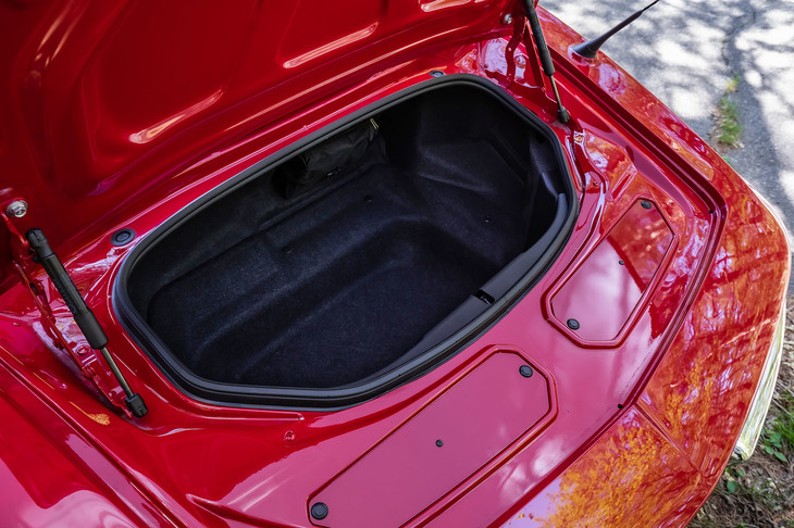 ボディー後部に備わる荷室の容量は、ベース車と同様に130リッター。ボディーは拡大されているが、開口部や内部形状は「ロードスター」のままになっている。