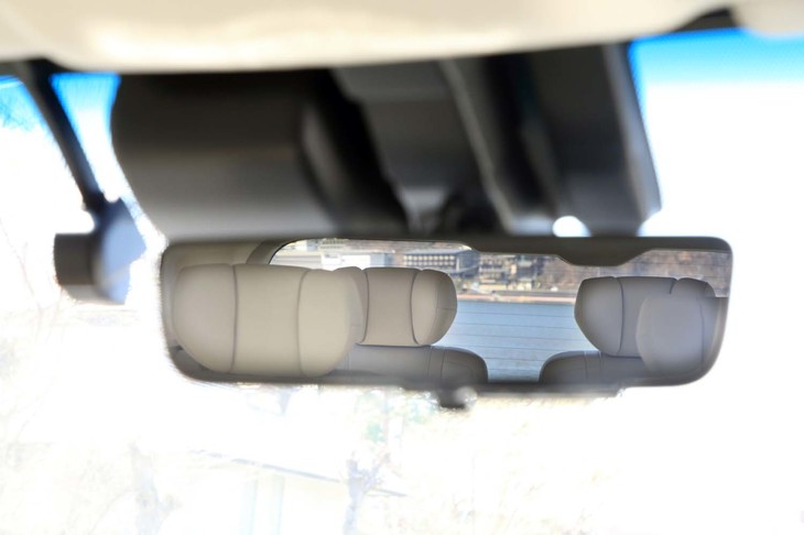 ルームミラーは普通の鏡とカメラ映像を使ったデジタルインナーミラーを切り替えて使える。普通の鏡を使った場合の後方視界は写真の通りで、ヘッドレストばかりが見えている。