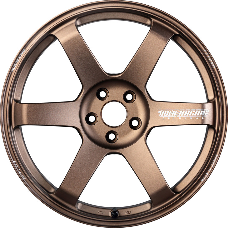 「TE37 SAGA S-plus」は、均等に応力を分散させる6スポークデザインを採用。鍛造ホイールならではの強さと軽さを実現するための、機能的なデザインだ。