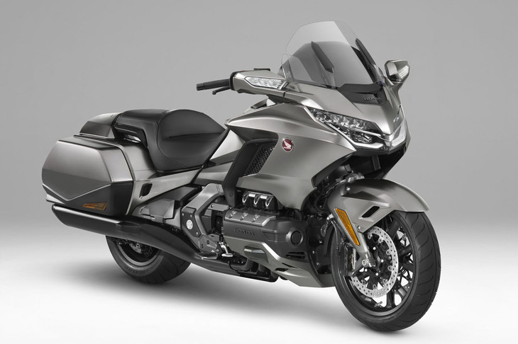 17年ぶりのフルモデルチェンジで2018年にデビューした、6代目こと現行型「ホンダ・ゴールドウイング」。最高出力126PS、最大トルク170N・mの1.8リッター水平対向6気筒エンジンとリバースギア付きの7段DCTを搭載する。