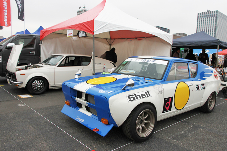 日本で唯一の「日産チェリー」のスペシャリストである広島の竹口自動車を中心に、60人以上のチェリー愛好家が集うチェリークラブジャパン。「チェリー クーペX-1・R」とそのレーシングバージョンを展示。