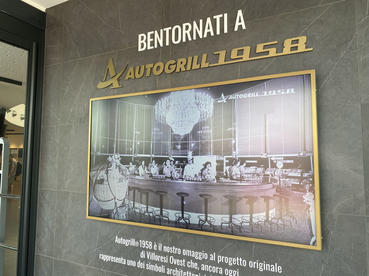 入り口付近のディスプレイでは、往年の館内の様子など、1950年代から1960年代の記録映像が上映されている。現在、食堂はセルフサービスだが、かつてはバーカウンターが備えられていたことが分かる。