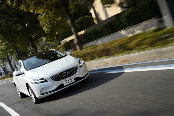 都心の道を行く「ボルボV40 D4」。上級グレード「インスクリプション」のエクステリアは、クロームのグリルやサイドウィンドウモールでドレスアップされている。