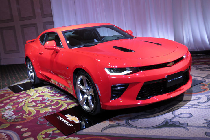 2017年末の日本導入が計画されている新型「シボレー・カマロ」のV8モデル。中型車1台分も排気量の差があるというのに、記者の「ダッジ・バイパー」とは税額が一緒だったりする。なんだか申し訳ない……。