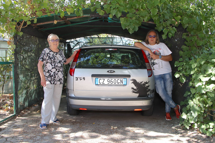 母イザベラさんと。「ゴジラ号」は単なるパフォーマンスではなく、大切な思いが込められていた。