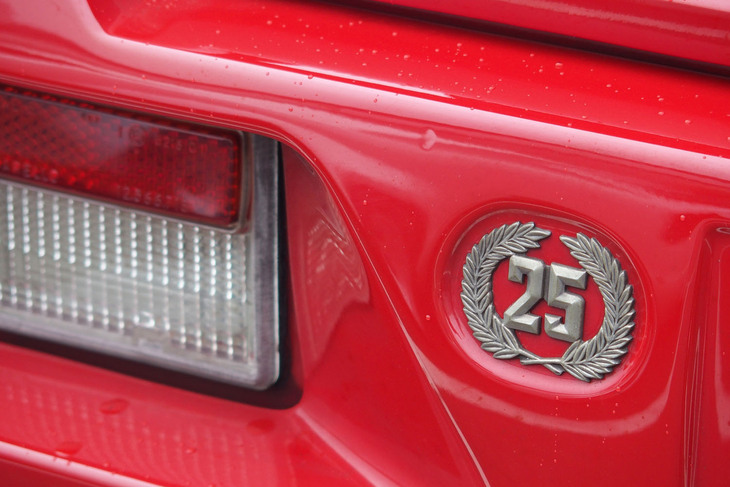 「ランボルギーニ・カウンタック」のエンブレム。