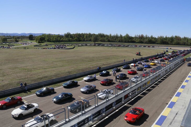 イタリア北部のモデナサーキットで2022年9月18日に開催された「マツダMX-5ギネスブック記録挑戦ミーティング」。