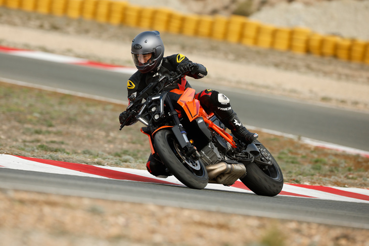 ライディングモードは「レイン」「ストリート」「スポーツ」「パフォーマンス」「トラック」の5種類。トラックモードでは各種制御がサーキット走行向けに切り替わるほか、アンチウイリー機能のオン／オフが選択可能に。またローンチコントロール機能も利用可能となる。