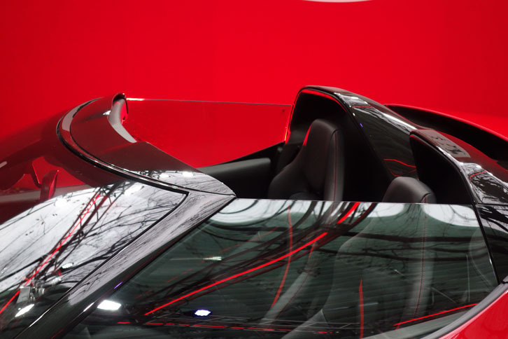 カーボンファイバー製のタルガトップは2分割式で、外したときはシートの後方に収納できる。