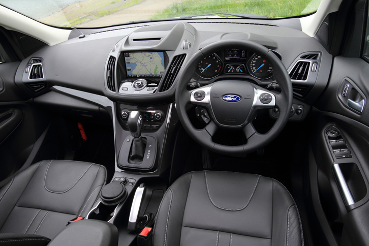 「クーガ」のインストゥルメントパネルまわり。パーキングブレーキのレバーの位置は仕向け地に応じて異なり、右ハンドル仕様が売られる日本では、センターコンソールの右側に備えられている。