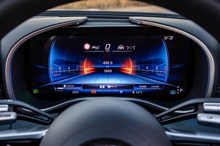 液晶タイプのメーターパネル。中央部分のセパレートしたメーターバイザーが特徴となっている。